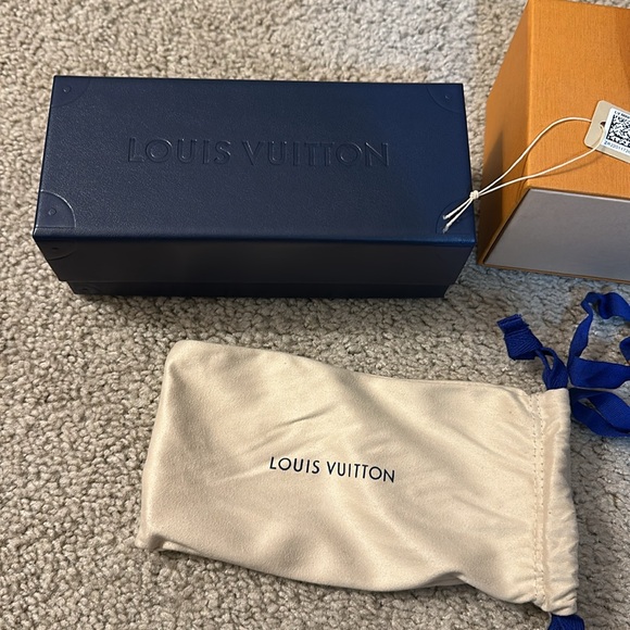 Sunglasses - Picture 2 of 7